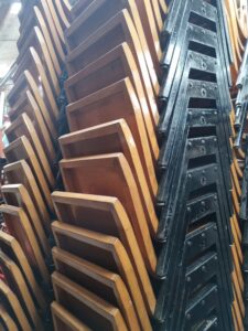 Roland Rainer stapelstoel, Wiener Stadthalle 1952, gebogen multiplex kuip en zwart houten A-frame –