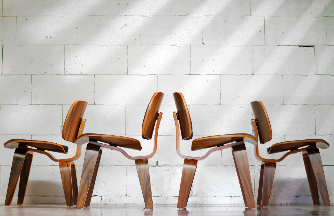 gevolgtrekking ochtendgloren Verstelbaar Plywood en Zwart Skai Eames Lookalike design stoelen – Dehuiszwaluw