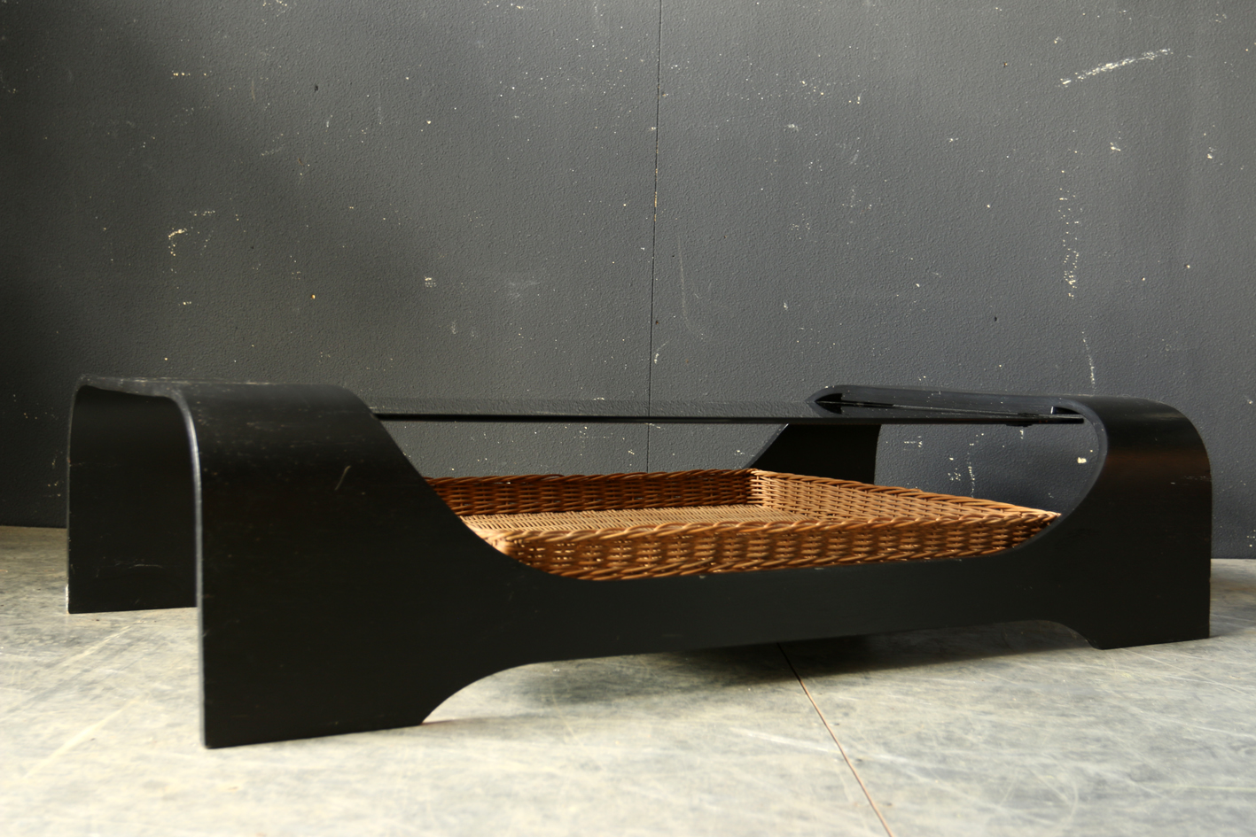 straf Prestatie Uitdrukkelijk Retro Vintage Salontafel zwart houten frame, rookglas riet – Dehuiszwaluw