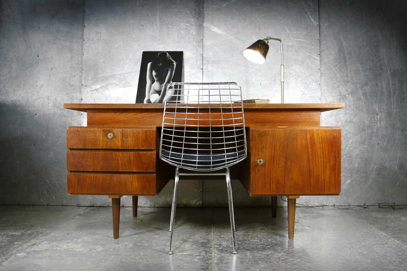  Vintage  Design  teakhouten strak groot bureau  jaren 60 