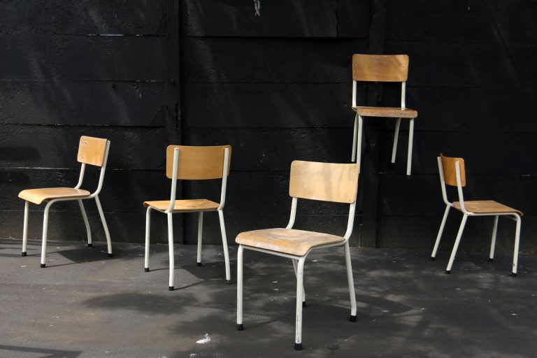 Industrieel Vintage Jaren 60 Schoolstoelen Creme / Wit Frame