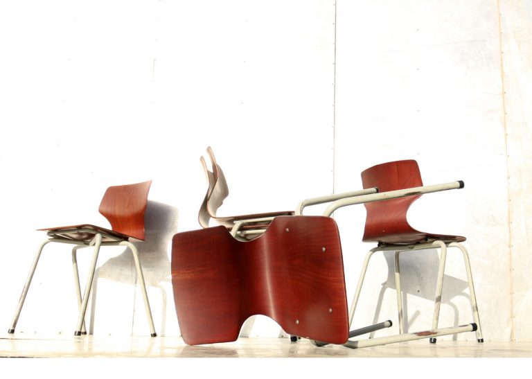 Industrieel Vintage Pagholz getailleerd kuipje Schoolstoelen