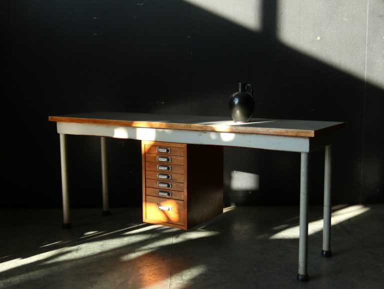 Industrieel Vintage Sidetable met ladeblok jaren 50