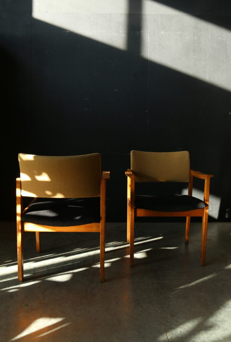 2 Vintage Deens Design Bi-Color Hong Stole Fauteuils