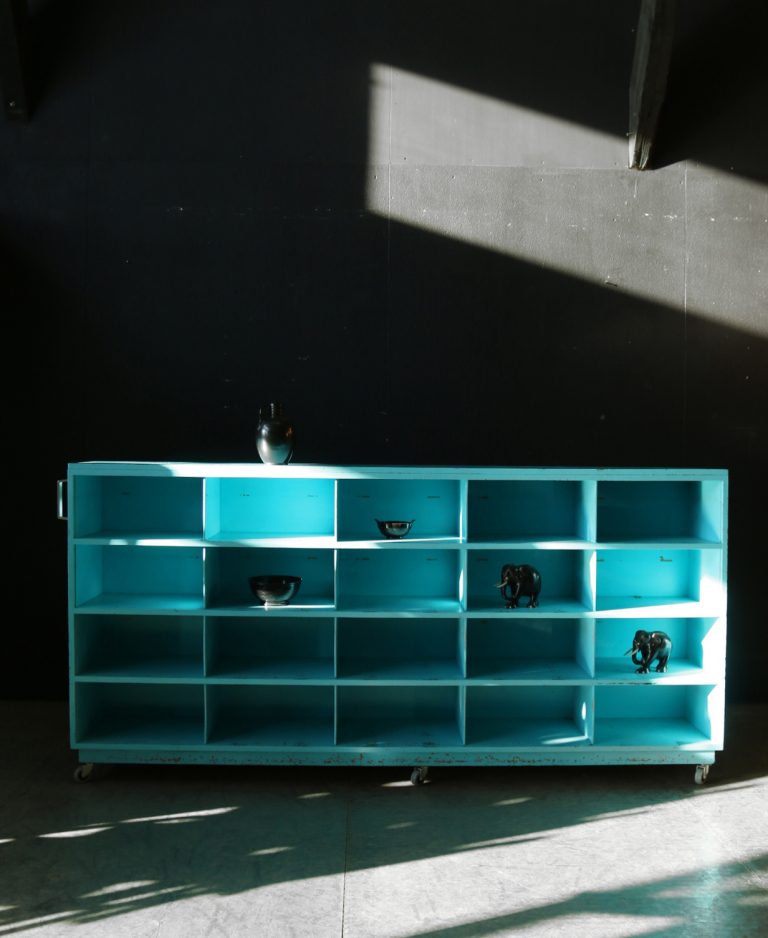 Industrieel Vintage grote blauwe vakkenkast hoog dressoir