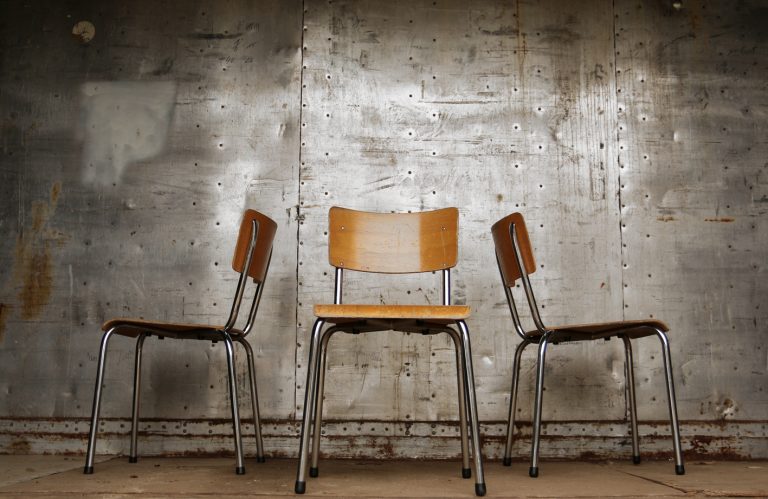 Bijzondere Vintage Design Schoolstoelen met Chromen poten!