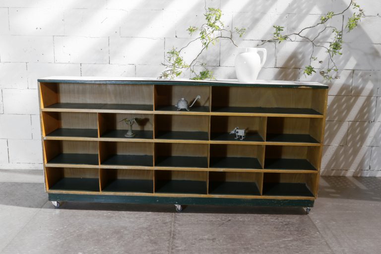 Industrieel Vintage grote houten vakkenkast hoog dressoir
