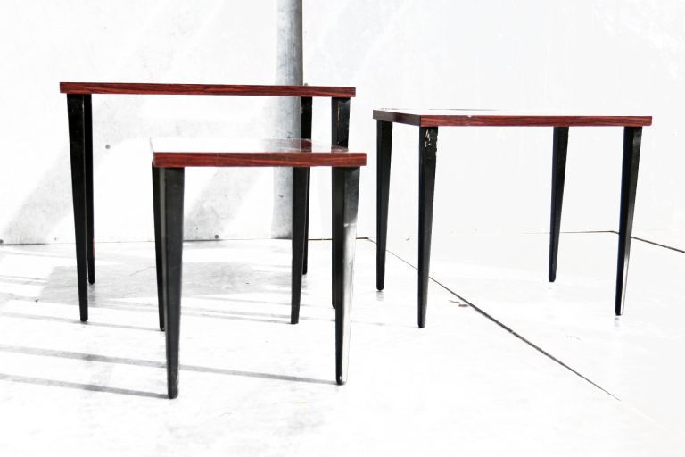 Vintage design nesttafels rank zwarte poten jaren 60