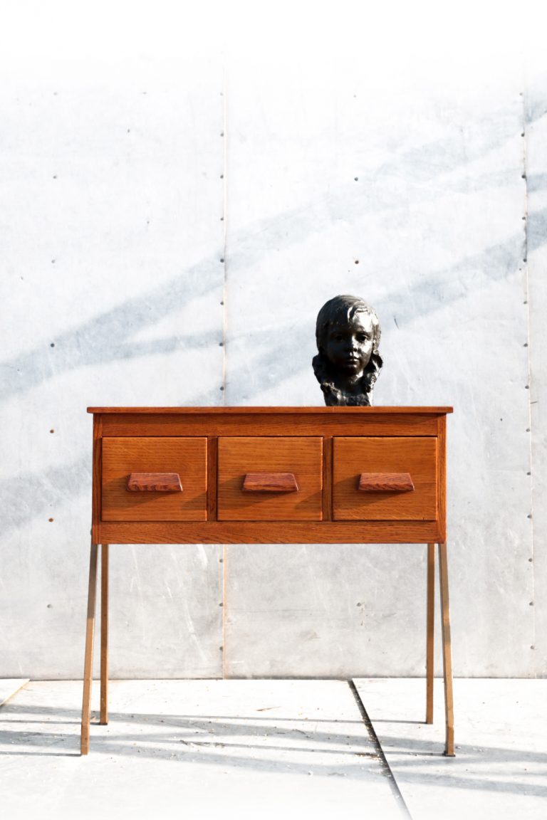 Bijzondere Vintage Design Sidetable met drie lades jaren 50