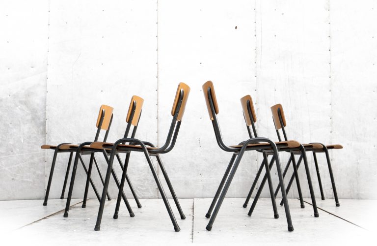 Industrieel vintage schoolstoelen v-vorm formica hamerslag
