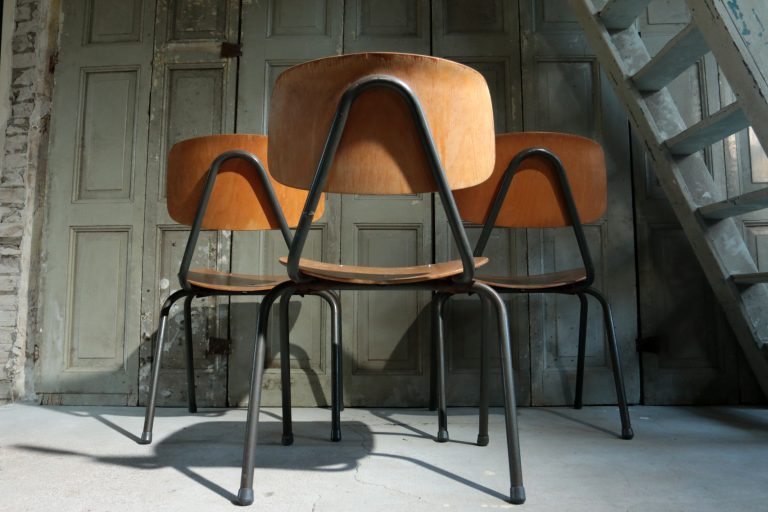 2 industrieel Vintage Schoolstoelen Kho Liang Ie lichtgrijs