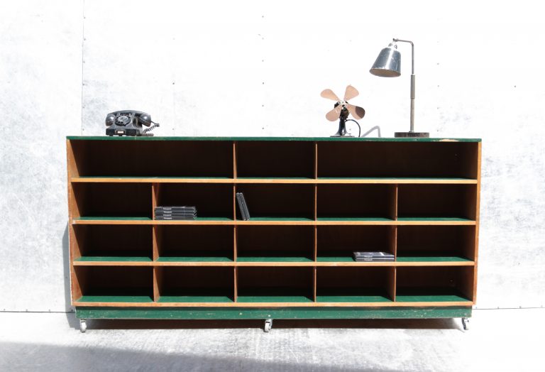 Industrieel Vintage grote houten vakkenkast hoog dressoir nr2