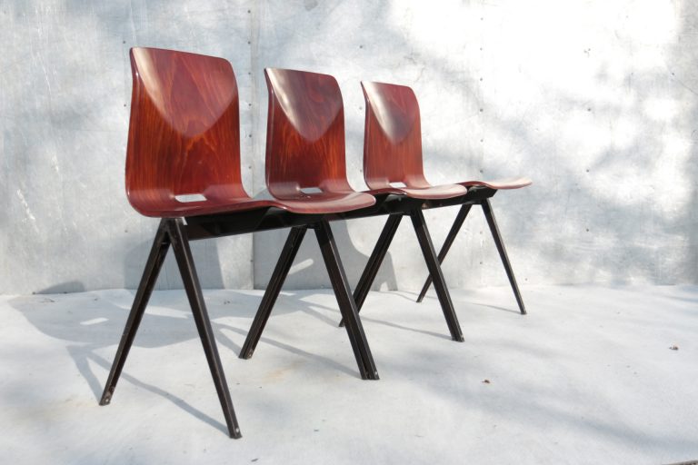 Industrieel Vintage Thur op Seat Prouve S22 Galvanitas schoolstoelen roodbruin