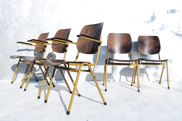 Industrieel Vintage Schoolstoelen Mosterdgeel met en zonder armleuning