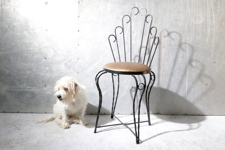 Hollywood Regency Style “Pauw”stoel met bronzen zitting