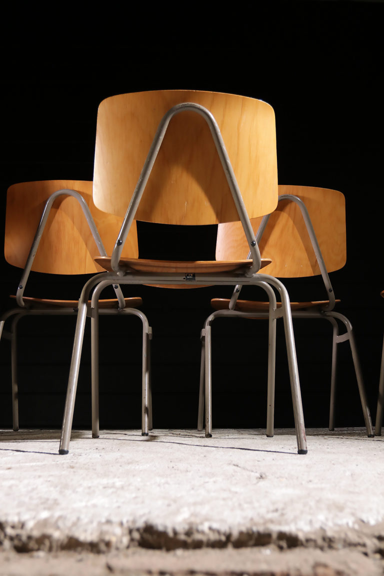 Partij Industrieel Vintage Kho Liang Ie Schoolstoelen oud grijs en licht hout