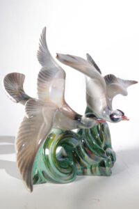 Art deco porseleinen sculptuur vliegende vogels iriserend – foto 2
