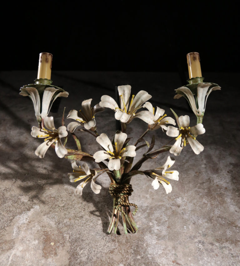 Mid-Century Italiaanse metalen bloem wandlamp