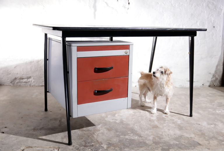 Industrieel Vintage Metalen Bureau jaren 50 V-vorm poten