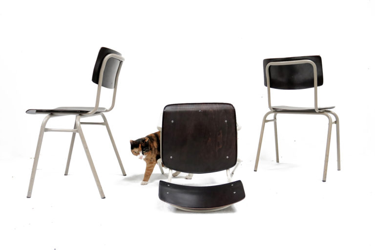 Industrieel Vintage Ahrend de Cirkel schoolstoelen donker Pagholz grijs frame 80ties