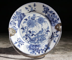 Chinees Kangxi blauw-wit porseleinen bord met zilveren hengsel – foto 1