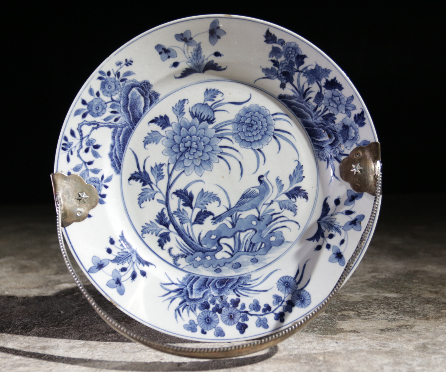 Chinees Kangxi blauw-wit porseleinen bord met zilveren hengsel – foto 1