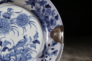 Chinees Kangxi blauw-wit porseleinen bord met zilveren hengsel – foto 2