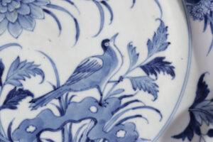 Chinees Kangxi blauw-wit porseleinen bord met zilveren hengsel – foto 3