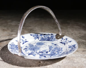 Chinees Kangxi blauw-wit porseleinen bord met zilveren hengsel – foto 4