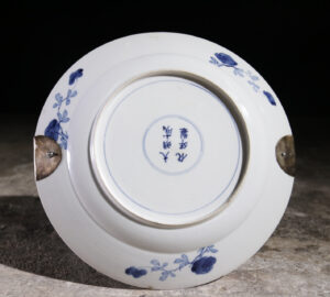 Chinees Kangxi blauw-wit porseleinen bord met zilveren hengsel – foto 6