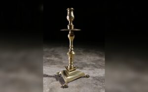 17e-eeuwse Franse messing kandelaar op drie pootjes circa 1690 – foto 1
