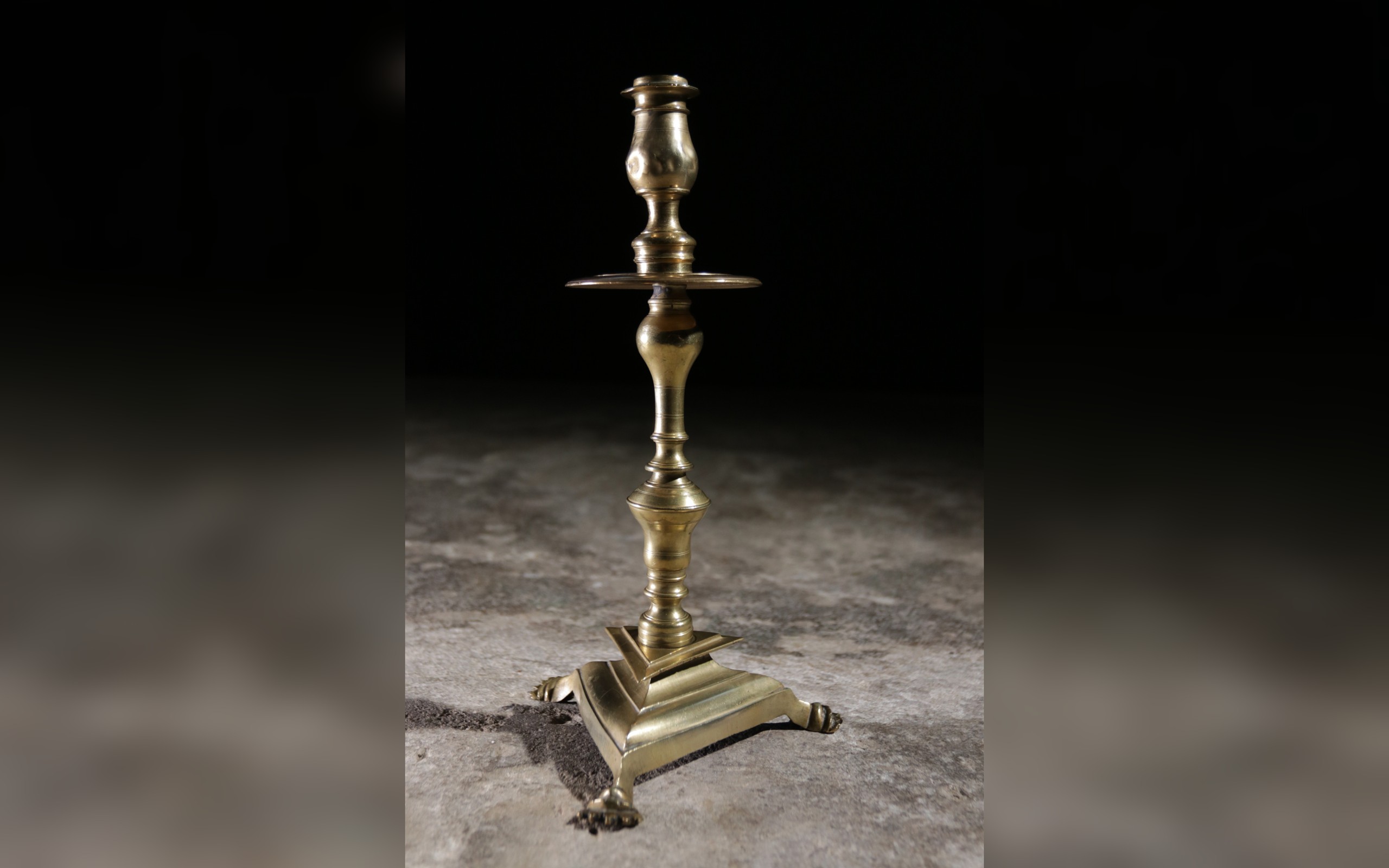 17e-eeuwse Franse messing kandelaar op drie pootjes circa 1690 – foto 1