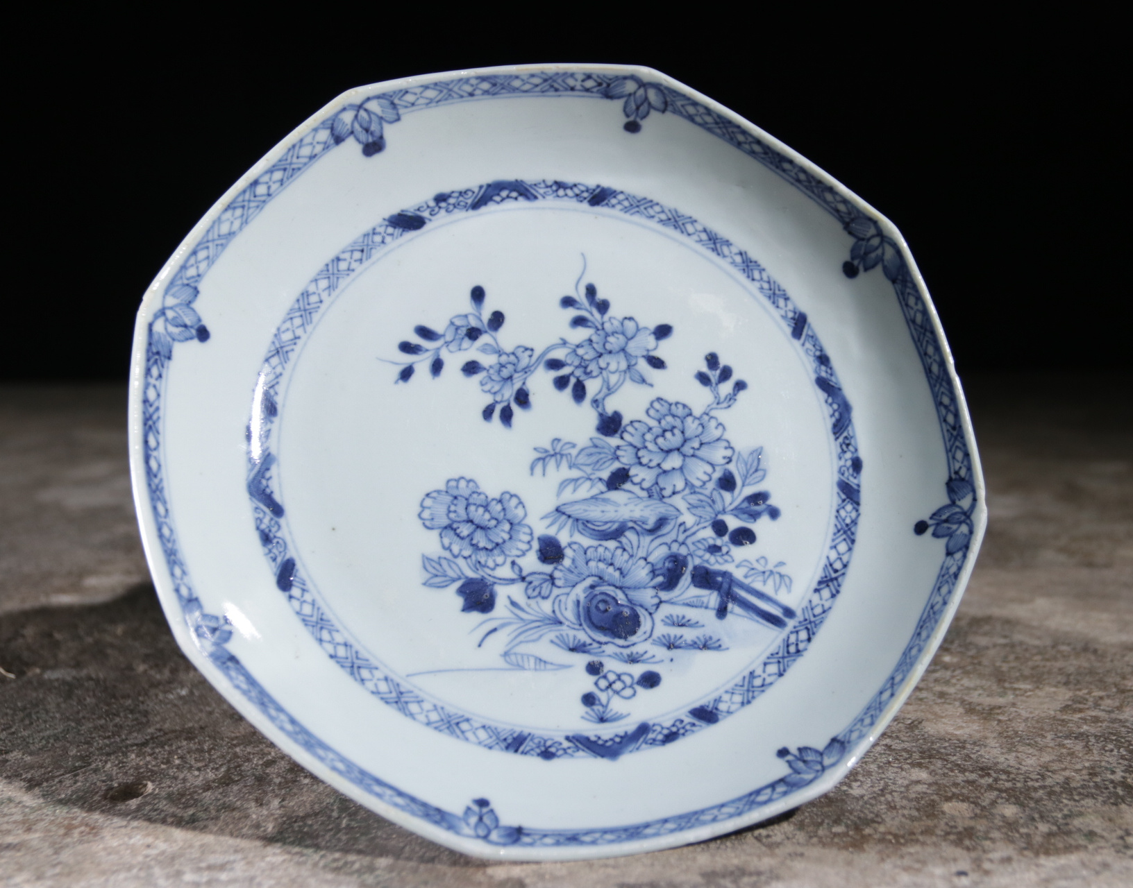 Achtkantig Chinees blauw-wit porseleinen bord Qianlong – foto 1
