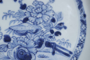 Achtkantig Chinees blauw-wit porseleinen bord Qianlong – foto 2