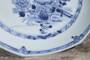 Achtkantig Chinees blauw-wit porseleinen bord Qianlong – foto 3