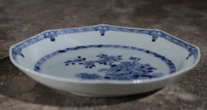 Achtkantig Chinees blauw-wit porseleinen bord Qianlong – foto 5