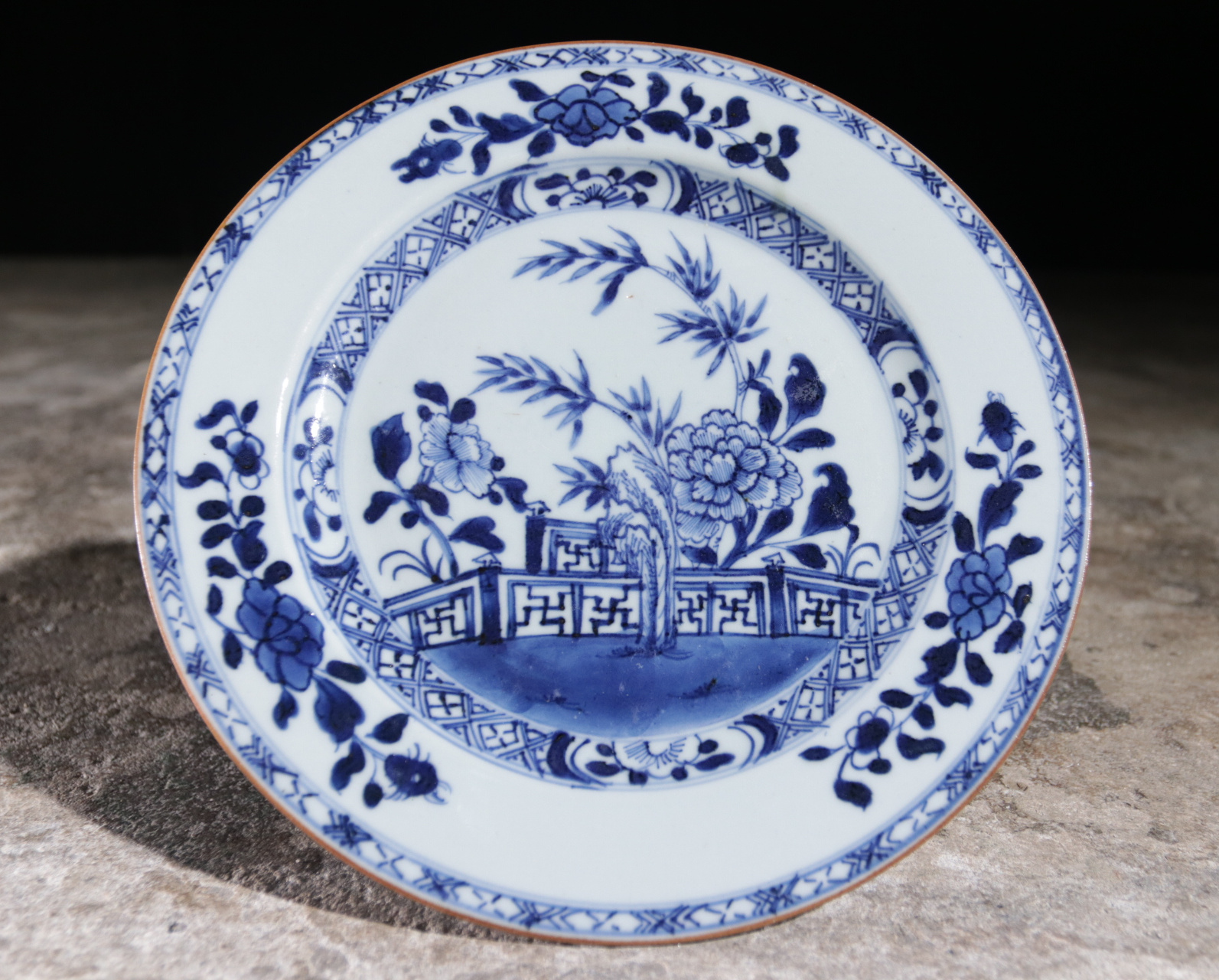 Chinees blauw-wit bord met tuinhek pioen en bamboe Qianlong – foto 1