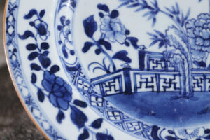 Chinees blauw-wit bord met tuinhek pioen en bamboe Qianlong – foto 2