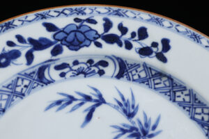 Chinees blauw-wit bord met tuinhek pioen en bamboe Qianlong – foto 3
