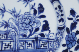 Chinees blauw-wit bord met tuinhek pioen en bamboe Qianlong – foto 4