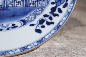 Chinees blauw-wit bord met tuinhek pioen en bamboe Qianlong – foto 5