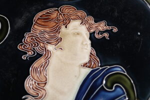 Frans majolica art nouveau Jugendstil wandbord met vrouwenportret – foto 3