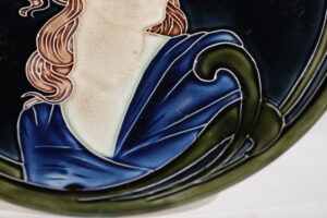 Frans majolica art nouveau Jugendstil wandbord met vrouwenportret – foto 4