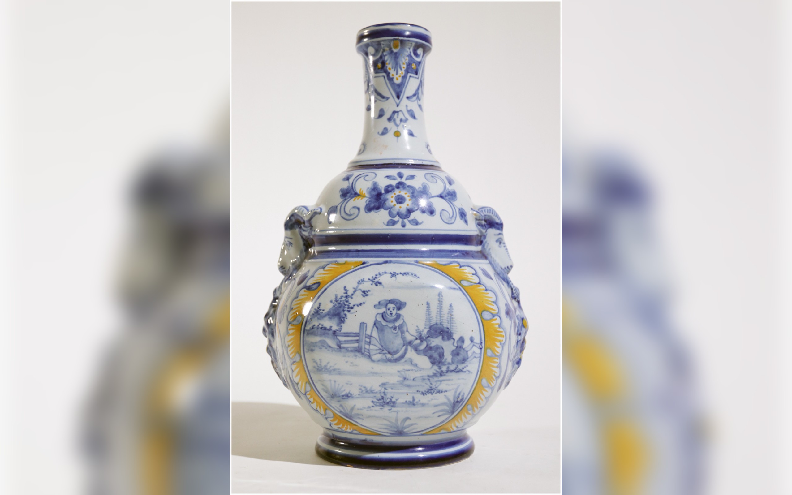 Faience vaas Nevers Gabriel Montagnon 1915 met ramskoppen – foto 1