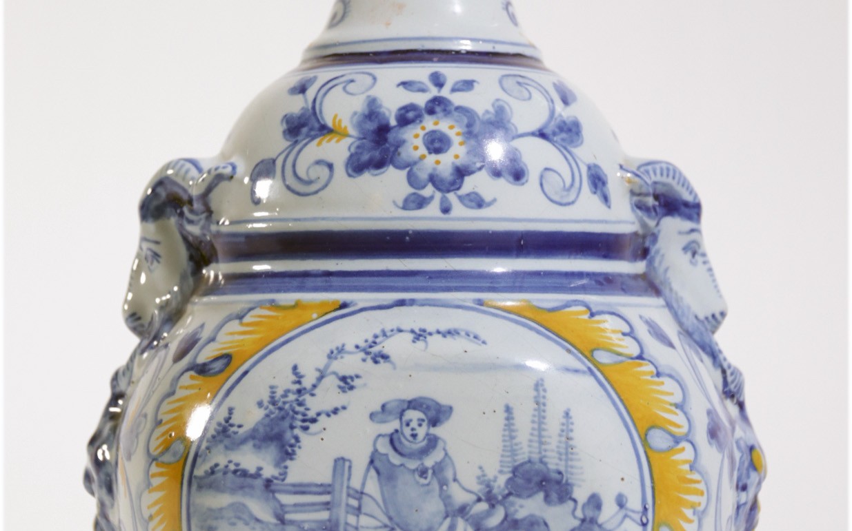 Faience vaas Nevers Gabriel Montagnon 1915 met ramskoppen – foto 1