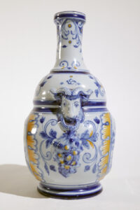 Faience vaas Nevers Gabriel Montagnon 1915 met ramskoppen – foto 3