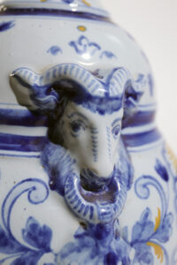 Faience vaas Nevers Gabriel Montagnon 1915 met ramskoppen – foto 6