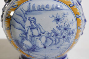 Faience vaas Nevers Gabriel Montagnon 1915 met ramskoppen – foto 9