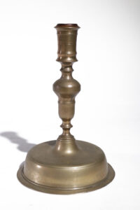 Grote Spaanse messing kandelaar met lage klokvoet circa 1680-1730 – foto 2