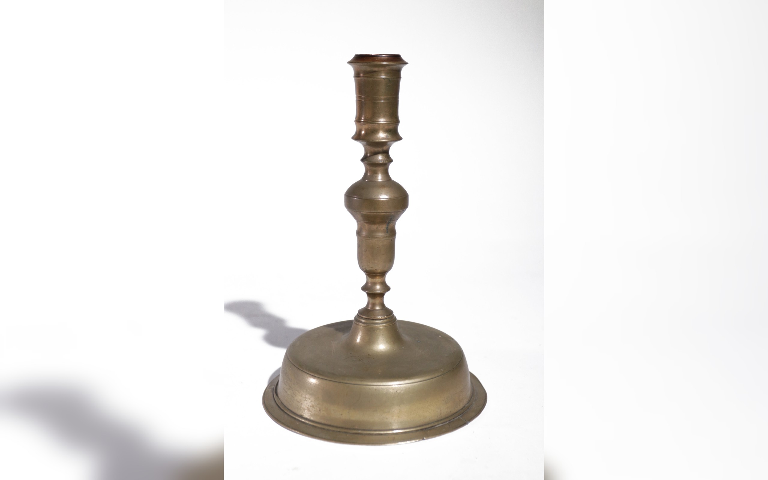 Grote Spaanse messing kandelaar met lage klokvoet circa 1680-1730 – foto 1